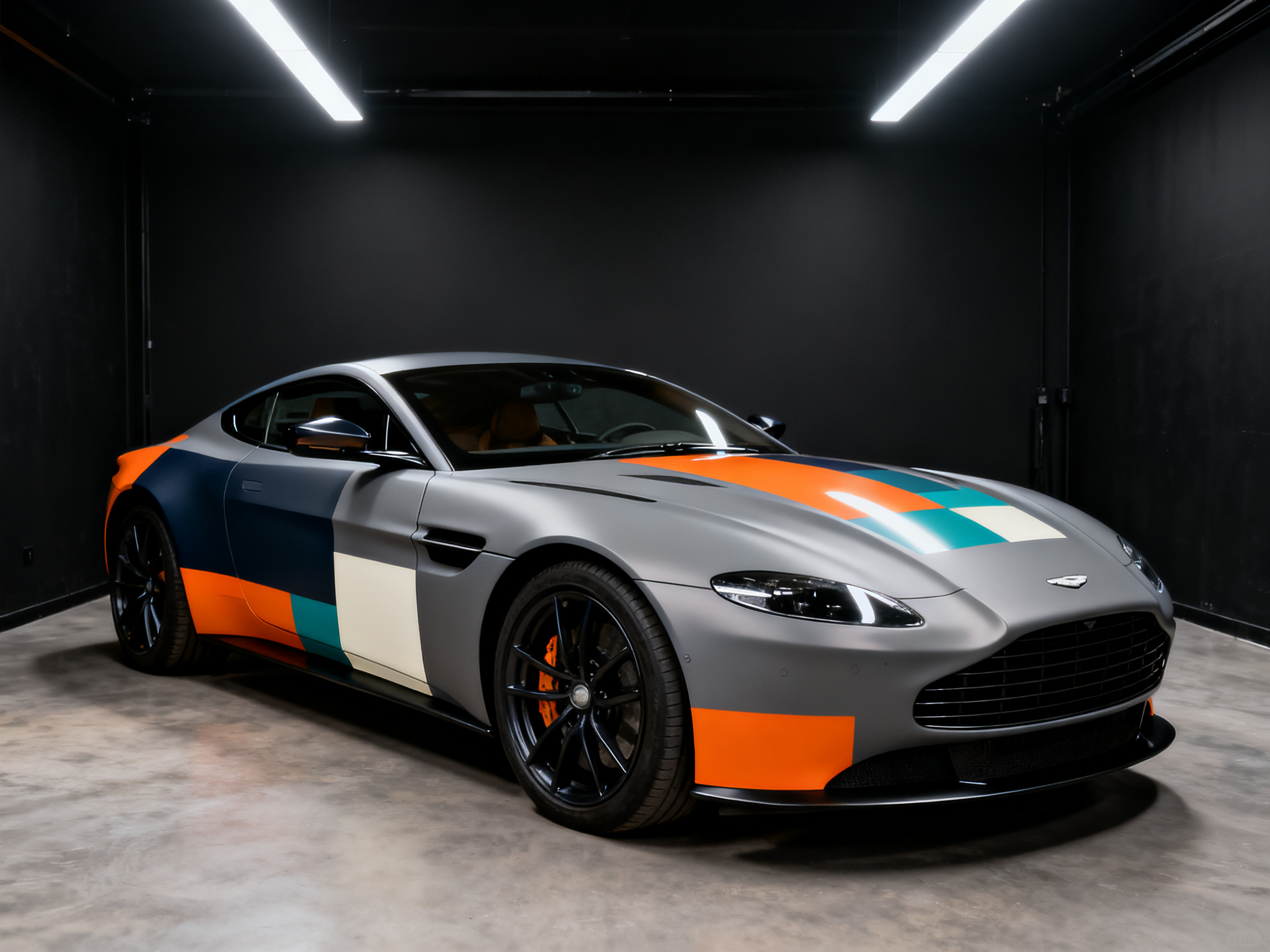 Coupé sportif en covering nardo grey satin, studio photo noir