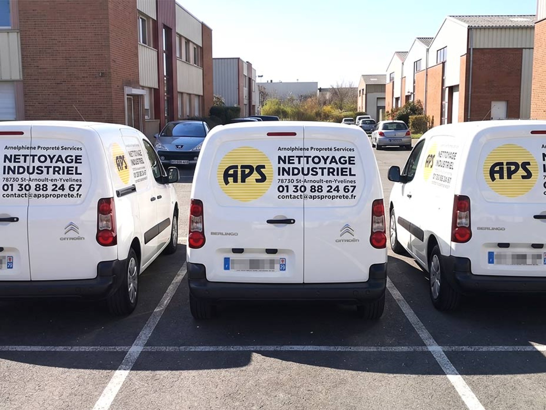 Trois Ford Transit arrière à arrière, graphisme identique sur chaque porte