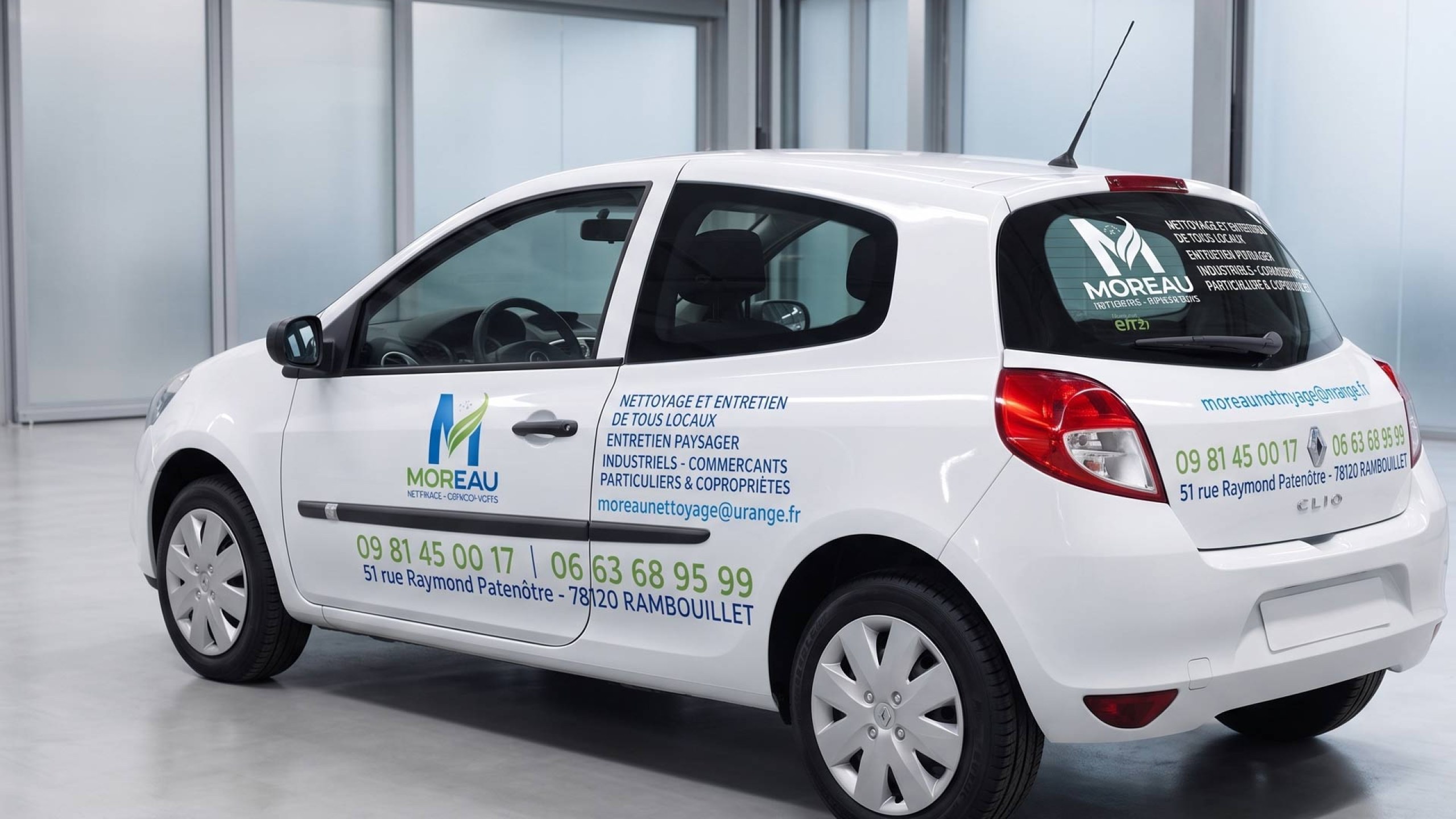 Lettrage adhésif vinyle découpé posé à la raclette sur carrosserie — atelier Pubcovering Rambouillet